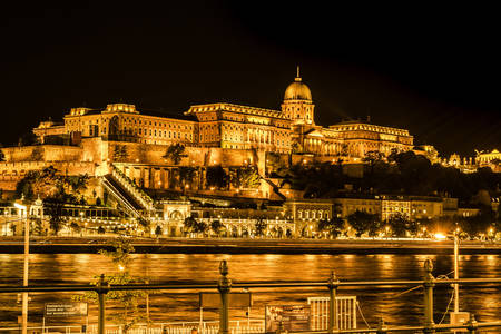 Vista notturna del Castello di Buda