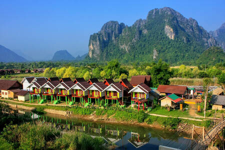 Bungalow sepanjang Sungai Nam Song