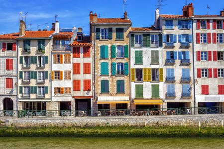 Fațade cu ferestre colorate în Bayonne