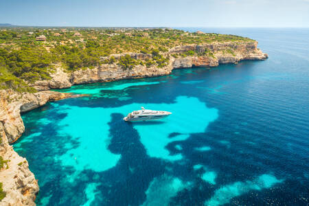 Yate en el mar azul