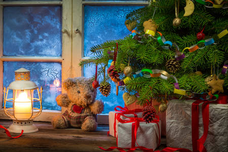 Kerstboom bij het ijzige raam