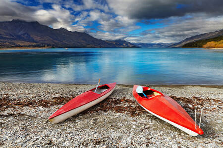 Kayaks en la orilla del lago