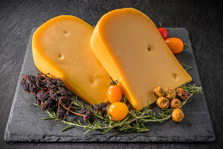 Gouda sir na crnom tanjuru