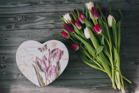 Caixa festiva e tulipas