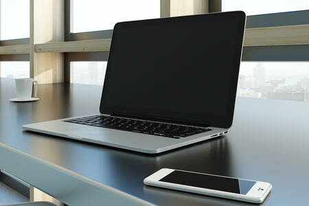 Un laptop e uno smartphone su una scrivania