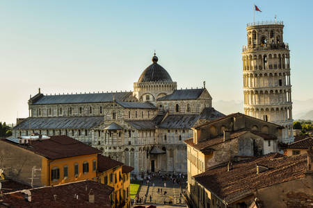 Pisa Katedrali ve Eğik Kule'nin görünümü