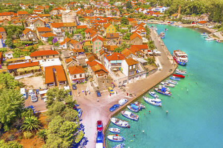 Utsikt över staden Vrboska