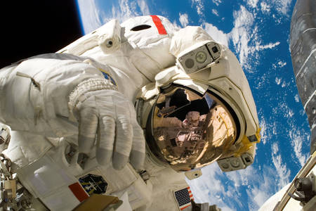 Астронавт в открытом космосе