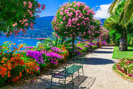 Çiçek bahçeleriyle Isola Maggiore