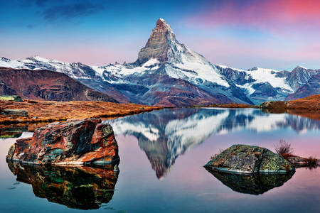 Widok na jezioro Stellisi i szczyt Matterhorn