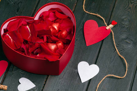 Boîte en forme de coeur avec des pétales de rose