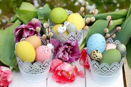 Sepetlerdeki Paskalya yumurtaları