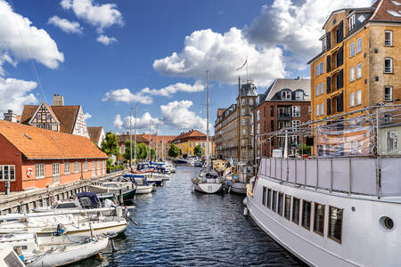 Bateau amarré dans le canal de Christianshavn