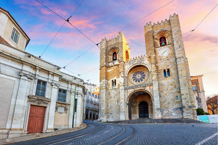 Cathédrale de Lisbonne au coucher du soleil