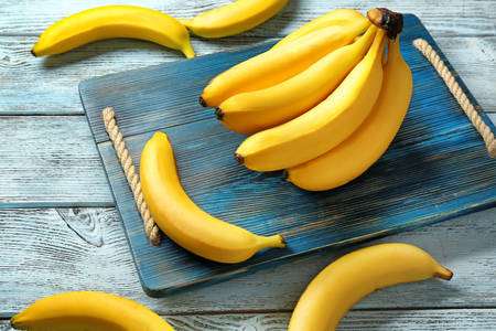 Banane su fondo di legno