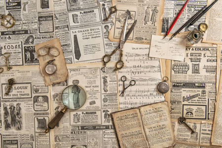 Antieke voorwerpen op kranten