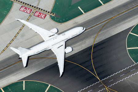 Flugzeug auf der Landebahn