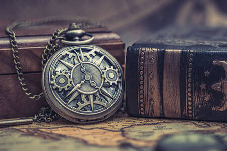 Relógio de bolso antigo com corrente