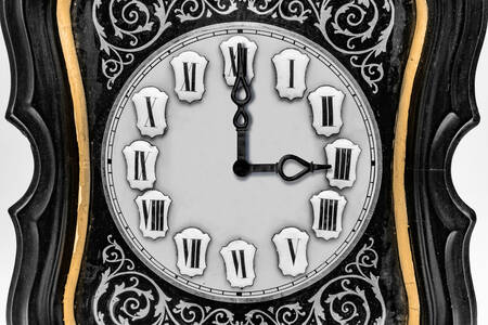 Detailný záber na staré hodiny