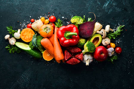 Légumes et fruits sur une table en pierre