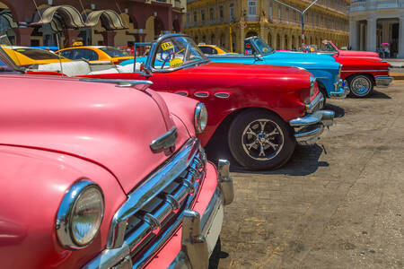 Mașini de epocă multicolore