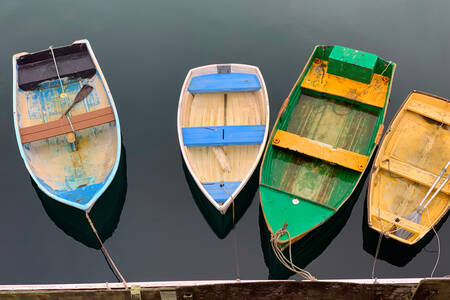 Kolorowe stare łodzie