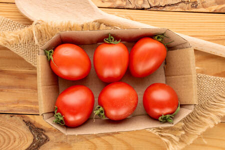 Tomates en una caja