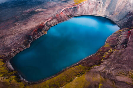 Lac vulcanic în Islanda