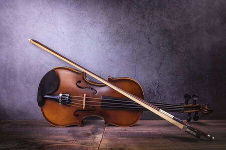 Violín en el suelo de madera