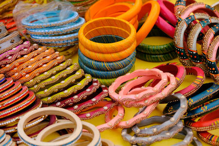 Gelang berwarna-warni di pasar