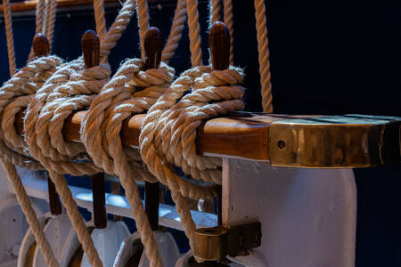 Cuerdas en un barco de vela