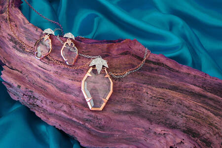 Намисто та сережки на дерев’яному тлі