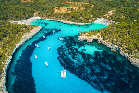 Bărci într-un golf din Mallorca