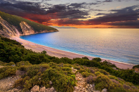Coucher de soleil sur la plage de Myrtos en Grèce