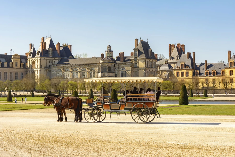 Horse-drawn carriage at the Palace of Fontainebleau