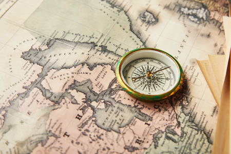 Kompass auf Kartenhintergrund