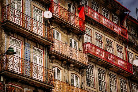 Linda fachada de uma casa na cidade do Porto