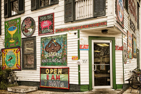New Orleans'ta eski bir restoranın cephesi