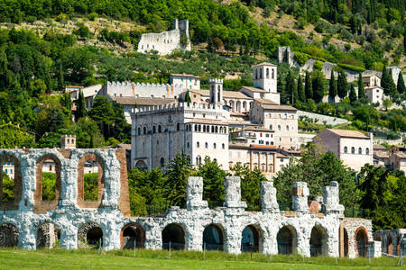 Vue de Gubbio depuis le théâtre romain
