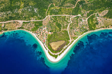 Pohľad zhora na pláže ostrova Alonissos