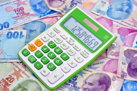 Kalkulačka na bankovkách turecké liry
