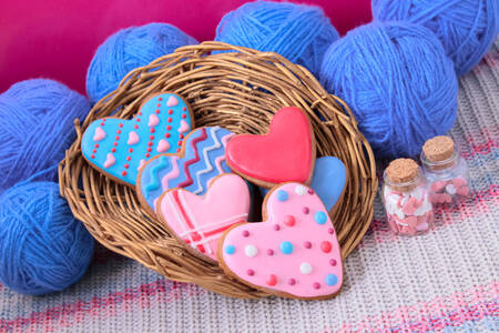 Heart shaped cookies and yarn