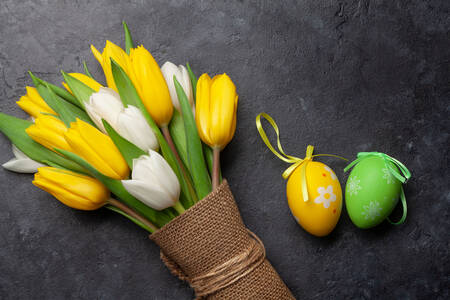 Tulipani e uova di Pasqua