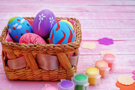 Boyalarla boyanmış Paskalya yumurtaları