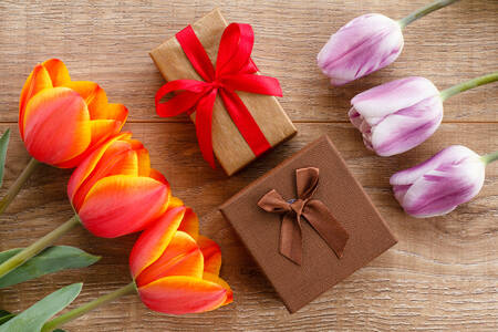 Тюльпаны и подарочные коробки