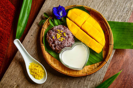 Postre tailandés con mango y arroz