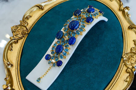 Armband mit blauen Steinen