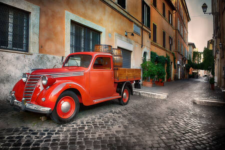 Mașină retro pe stradă în Roma