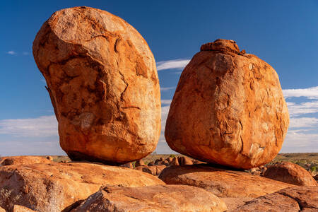 Twee rotsblokken in de woestijn