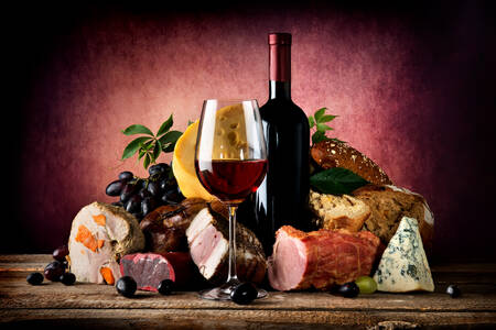 Еда и вино на деревянном столе